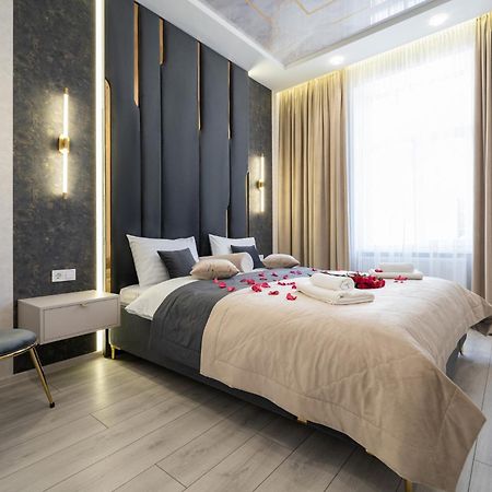 Rynok Square City Center Two Bedroom Apartment! Lviv Bagian luar foto