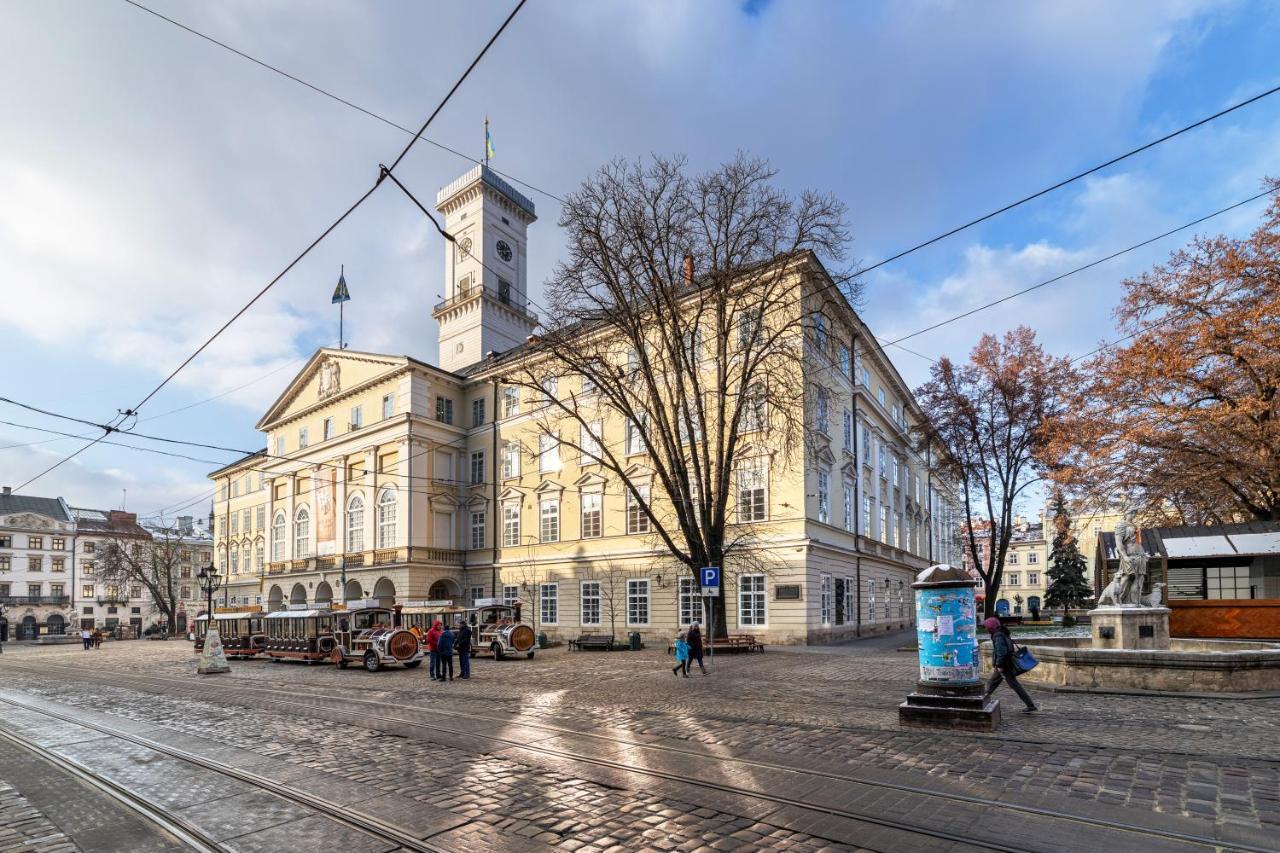 Rynok Square City Center Two Bedroom Apartment! Lviv Bagian luar foto