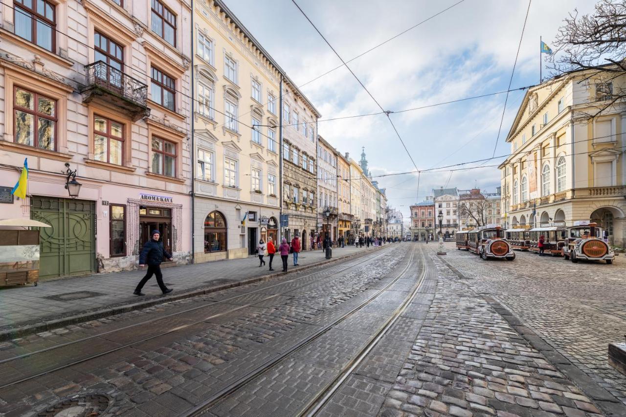 Rynok Square City Center Two Bedroom Apartment! Lviv Bagian luar foto