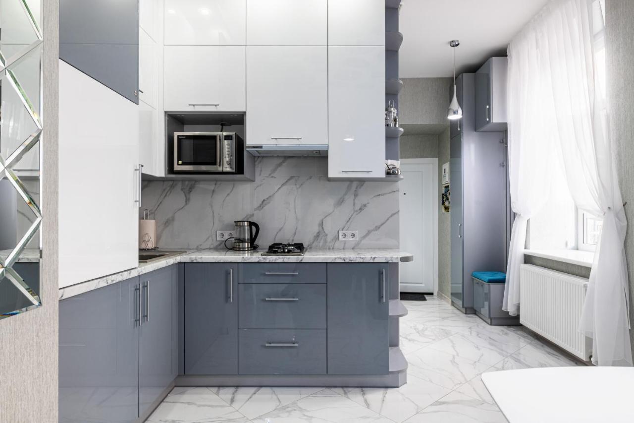 Rynok Square City Center Two Bedroom Apartment! Lviv Bagian luar foto