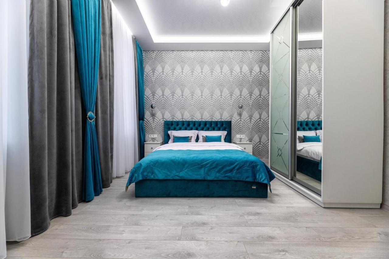 Rynok Square City Center Two Bedroom Apartment! Lviv Bagian luar foto