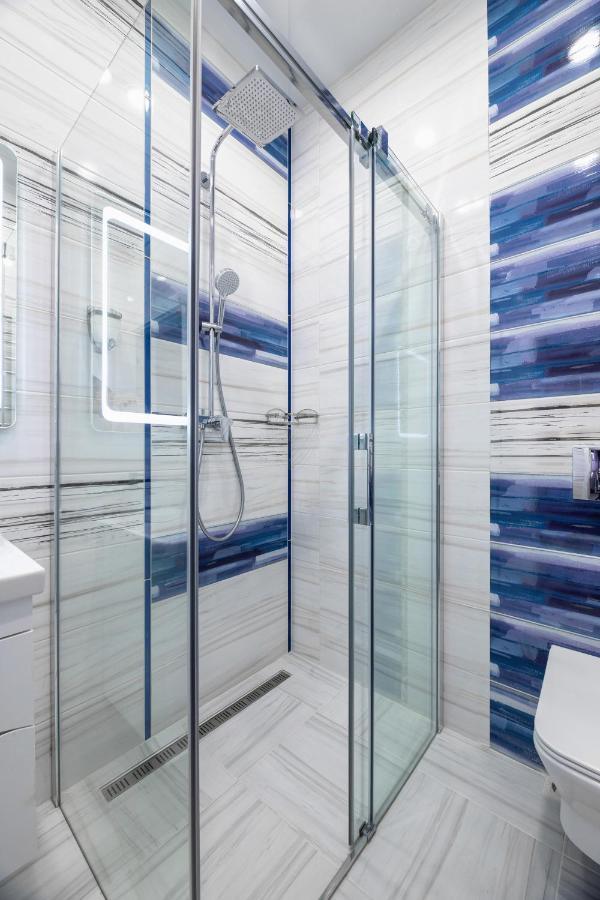 Rynok Square City Center Two Bedroom Apartment! Lviv Bagian luar foto