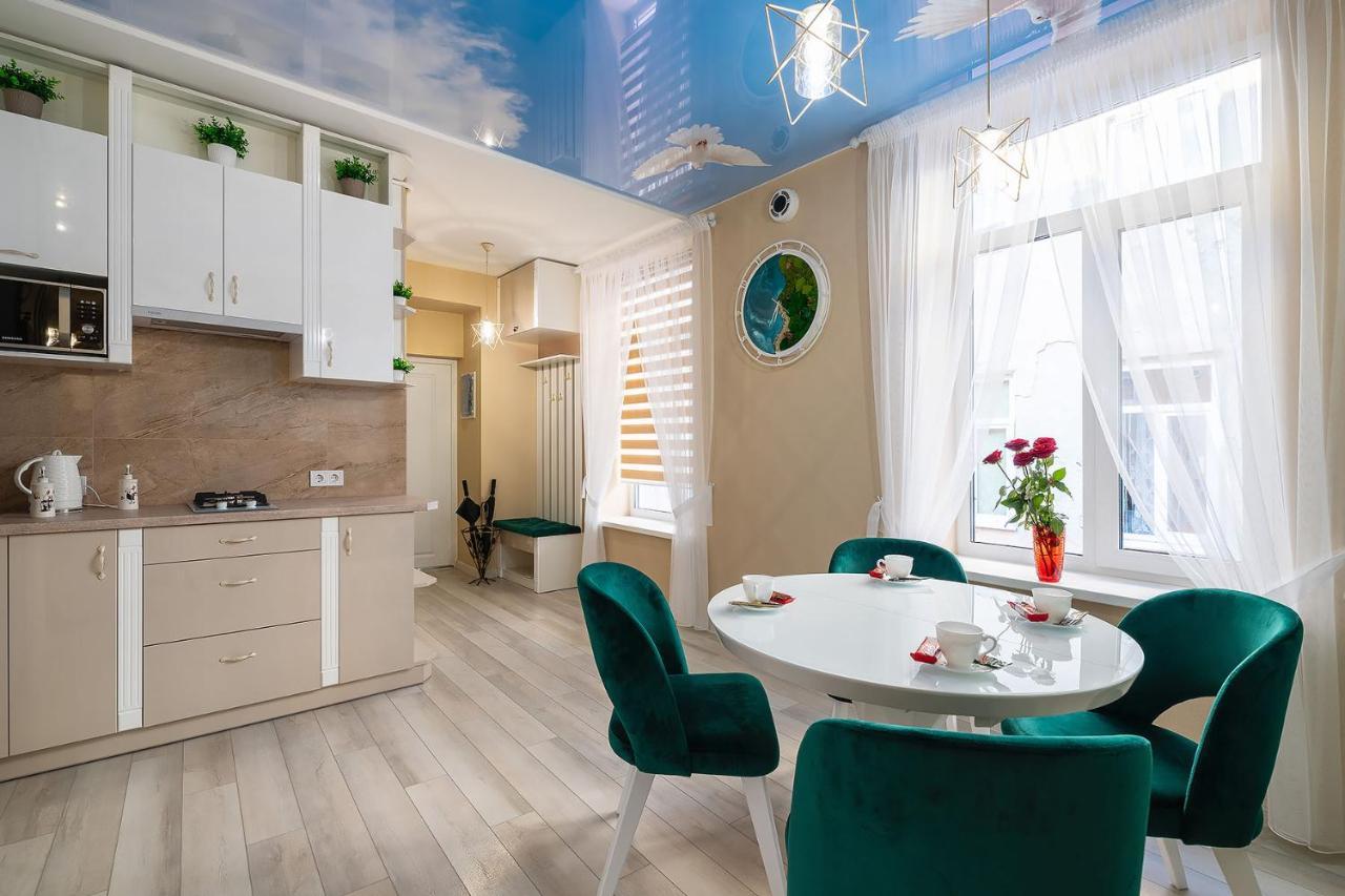 Rynok Square City Center Two Bedroom Apartment! Lviv Bagian luar foto