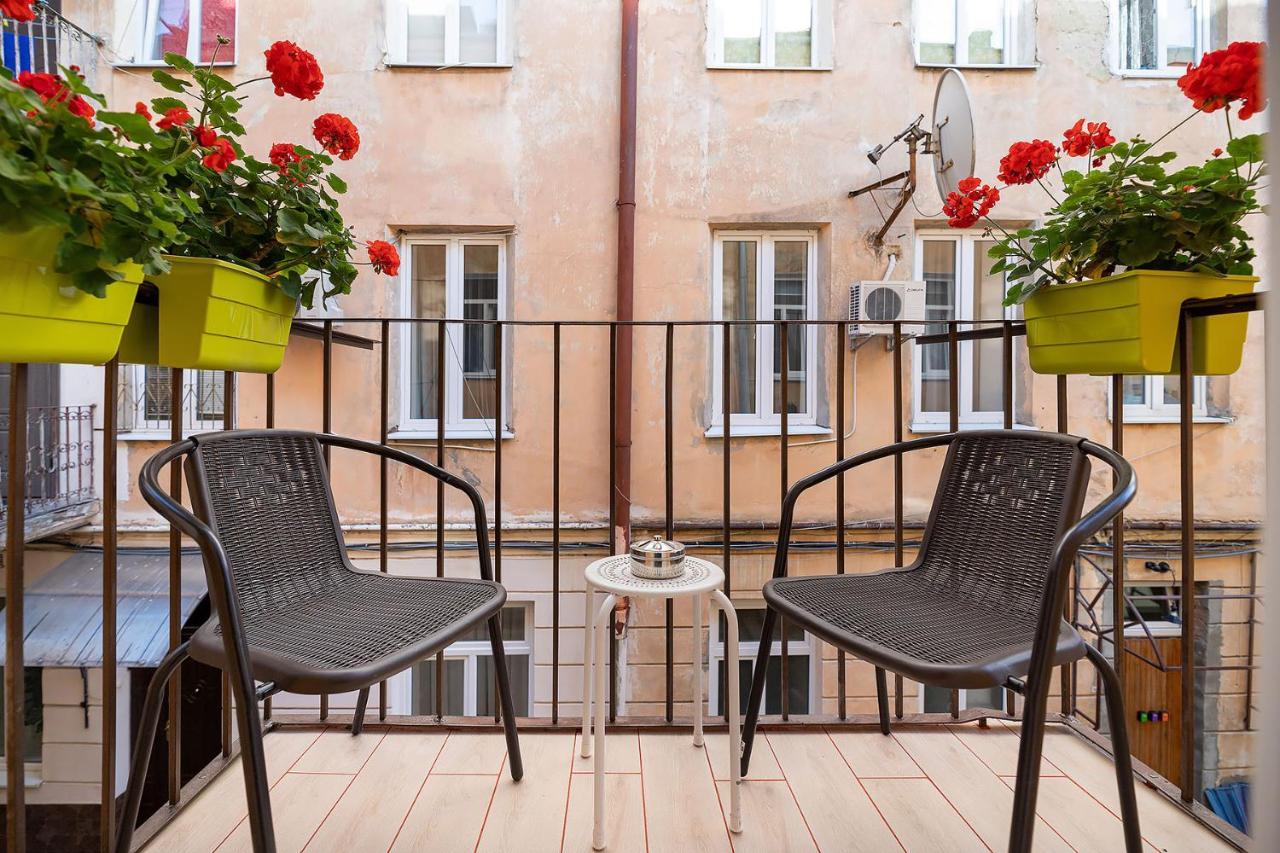 Rynok Square City Center Two Bedroom Apartment! Lviv Bagian luar foto