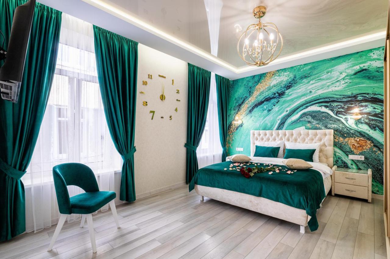 Rynok Square City Center Two Bedroom Apartment! Lviv Bagian luar foto