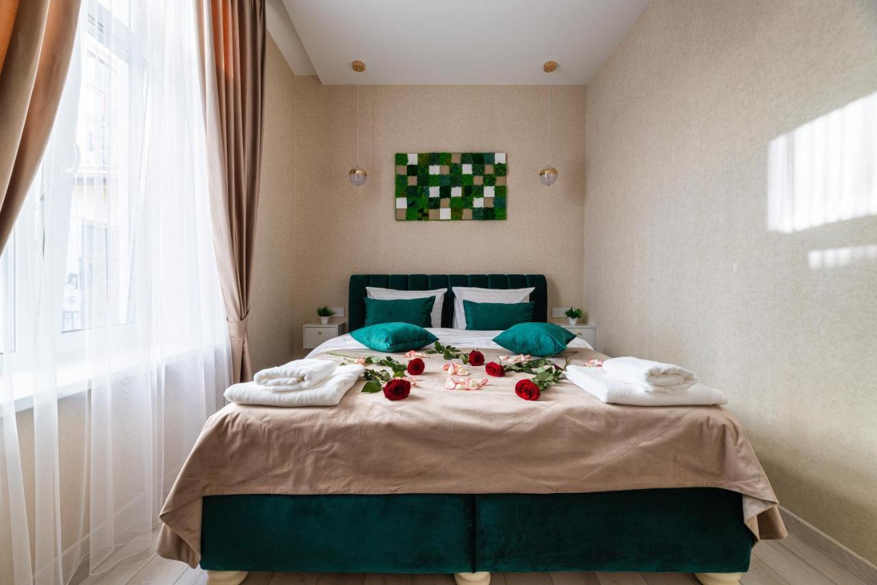 Rynok Square City Center Two Bedroom Apartment! Lviv Bagian luar foto