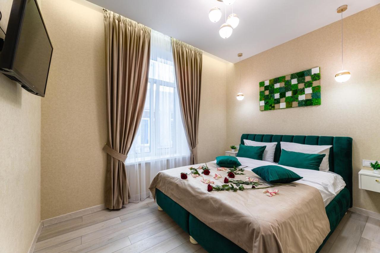Rynok Square City Center Two Bedroom Apartment! Lviv Bagian luar foto