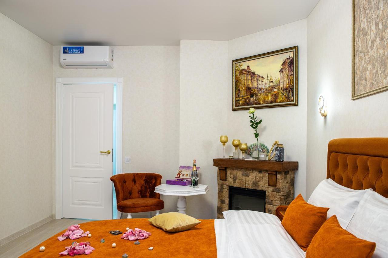 Rynok Square City Center Two Bedroom Apartment! Lviv Bagian luar foto
