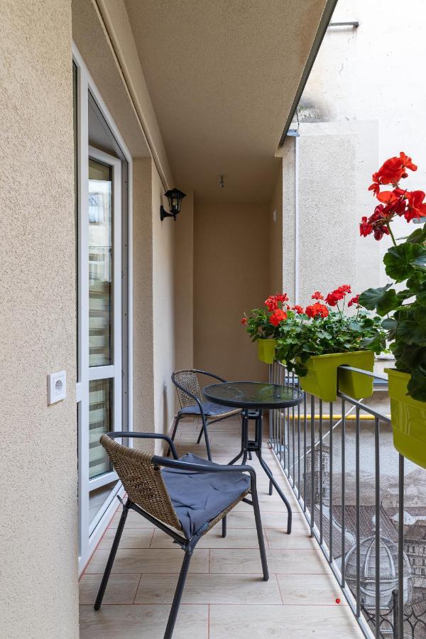 Rynok Square City Center Two Bedroom Apartment! Lviv Bagian luar foto
