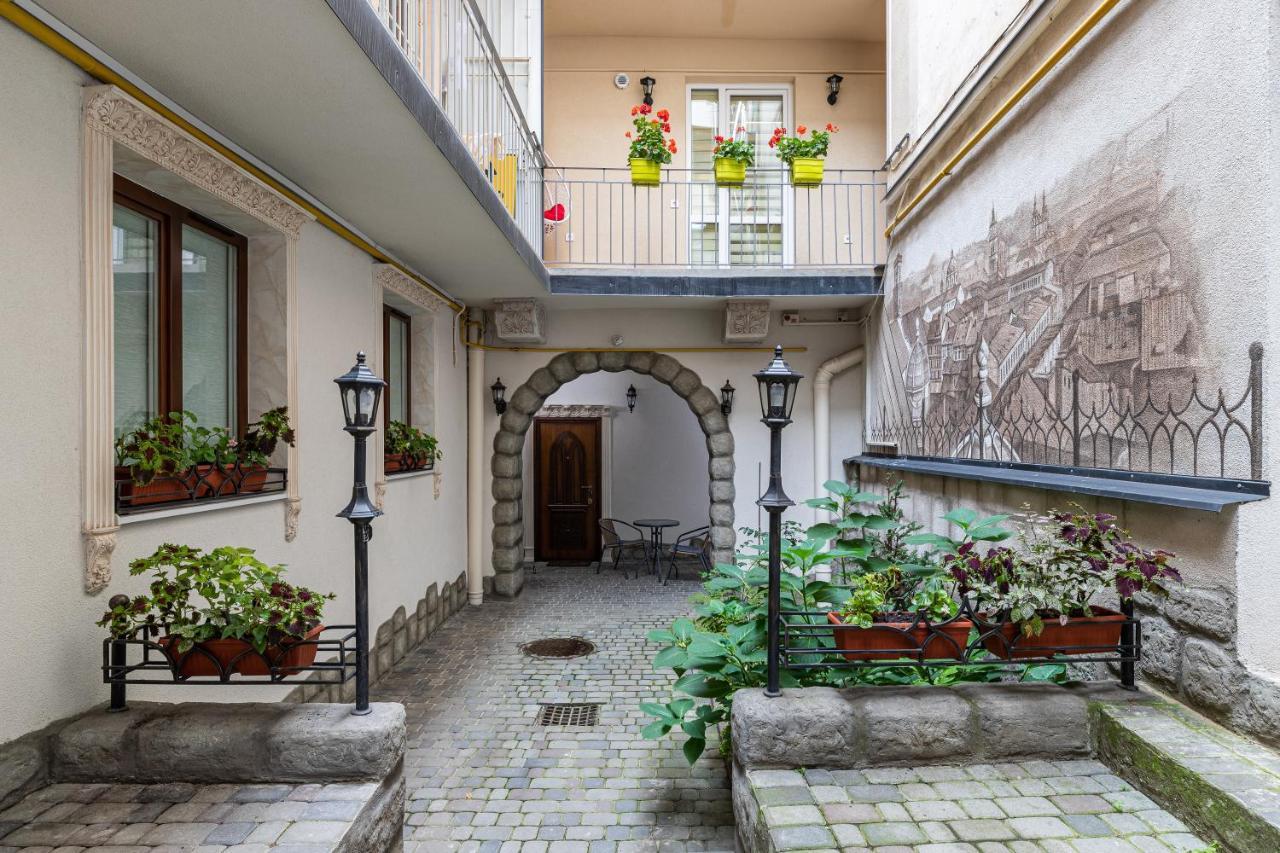 Rynok Square City Center Two Bedroom Apartment! Lviv Bagian luar foto
