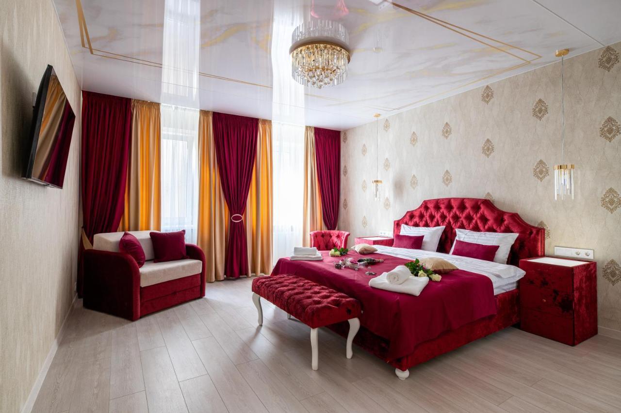 Rynok Square City Center Two Bedroom Apartment! Lviv Bagian luar foto