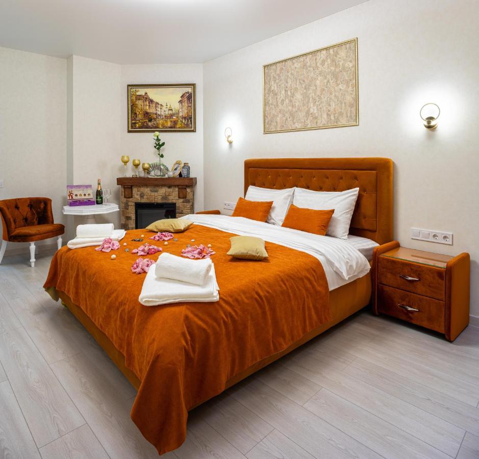Rynok Square City Center Two Bedroom Apartment! Lviv Bagian luar foto
