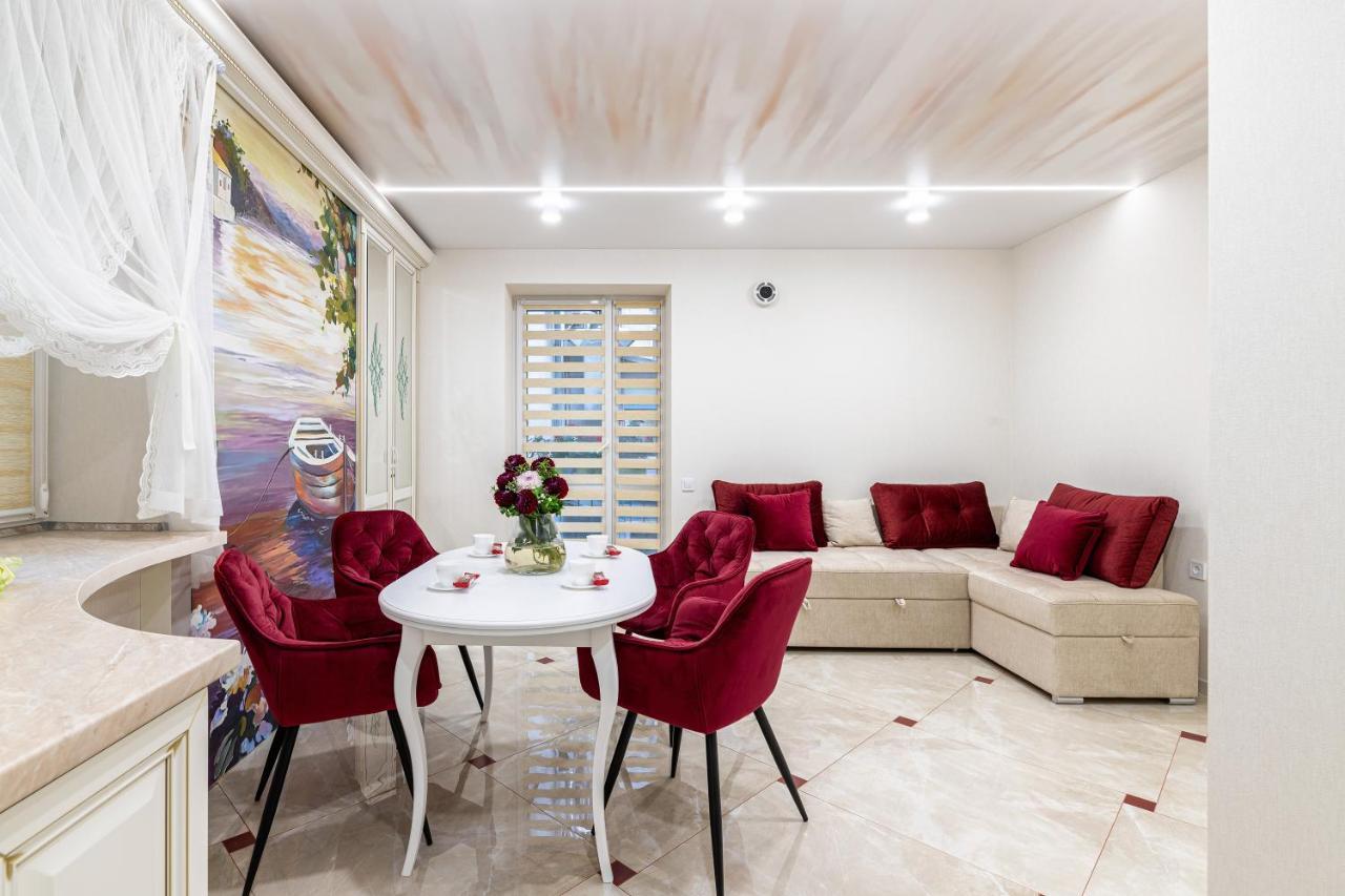 Rynok Square City Center Two Bedroom Apartment! Lviv Bagian luar foto