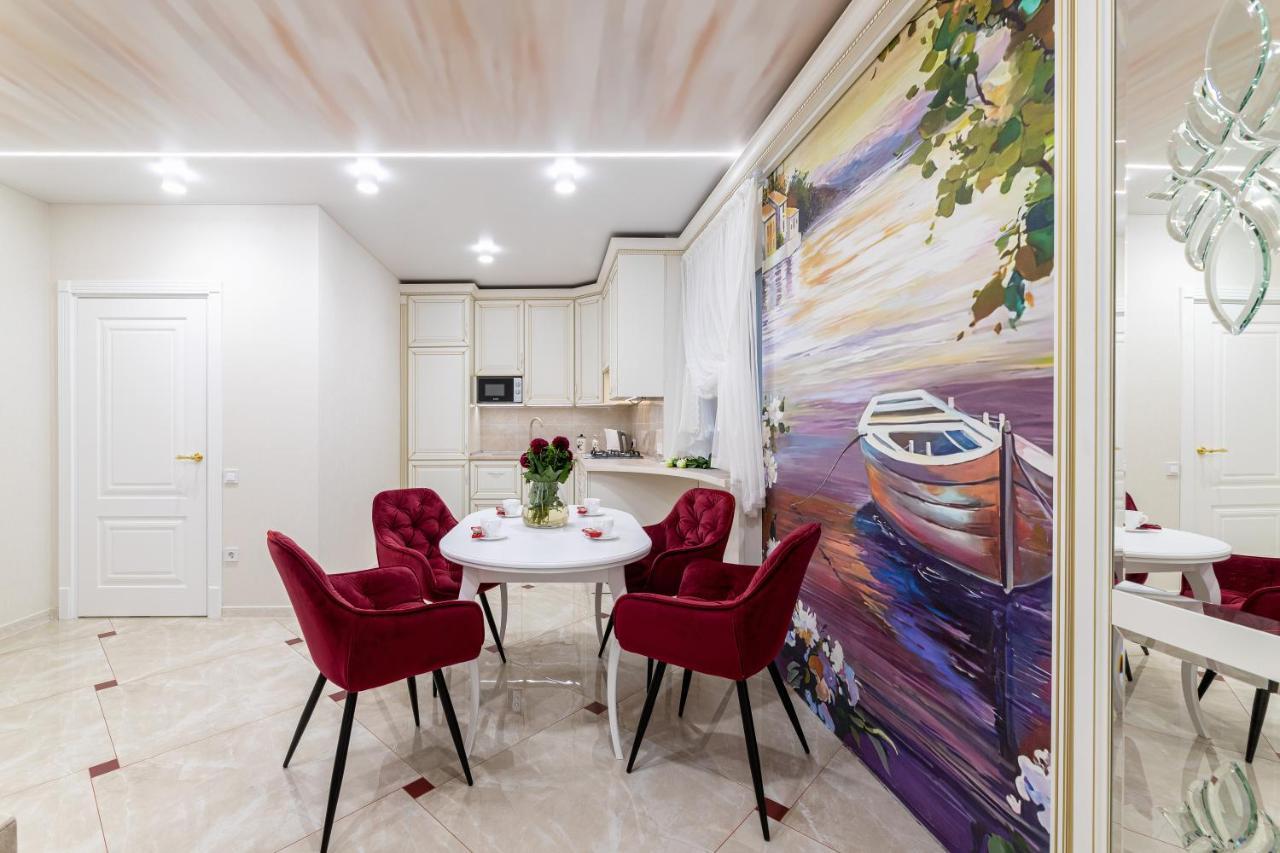 Rynok Square City Center Two Bedroom Apartment! Lviv Bagian luar foto