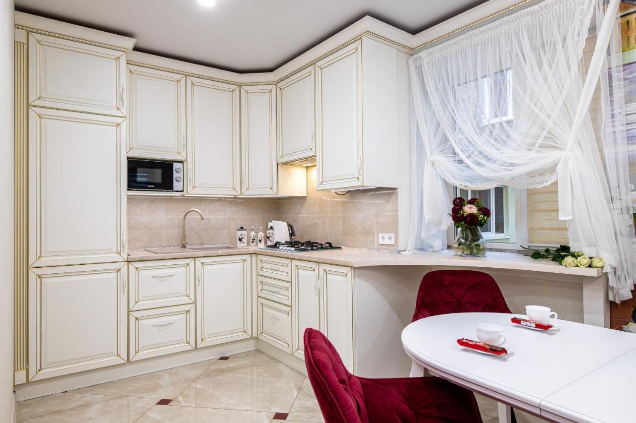 Rynok Square City Center Two Bedroom Apartment! Lviv Bagian luar foto