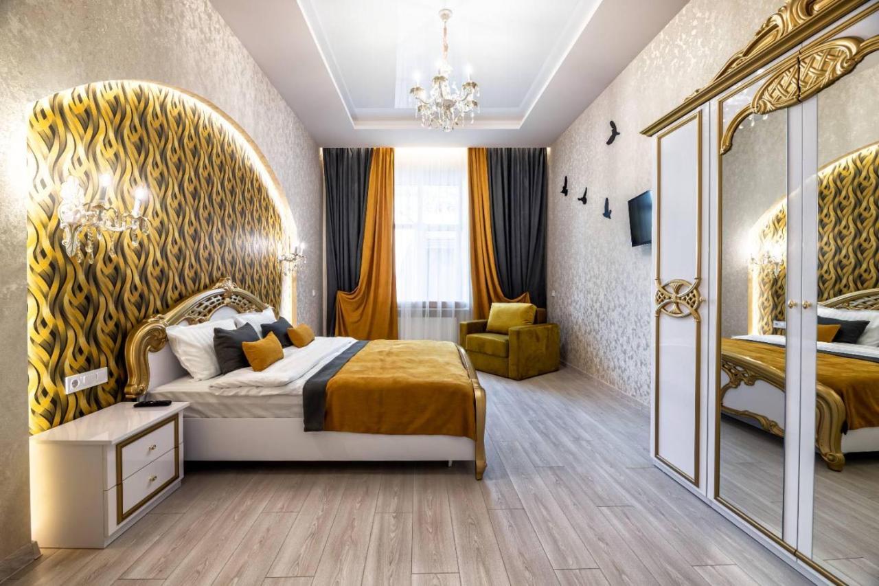 Rynok Square City Center Two Bedroom Apartment! Lviv Bagian luar foto