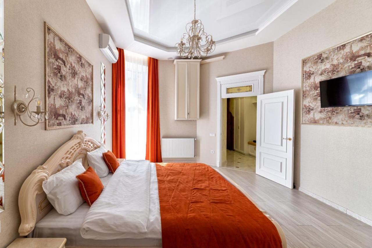 Rynok Square City Center Two Bedroom Apartment! Lviv Bagian luar foto
