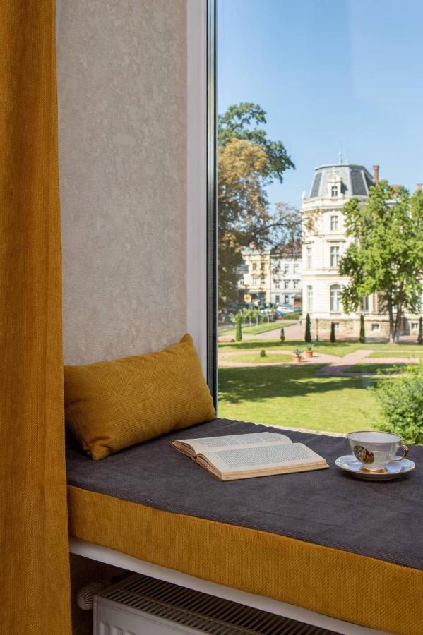 Rynok Square City Center Two Bedroom Apartment! Lviv Bagian luar foto