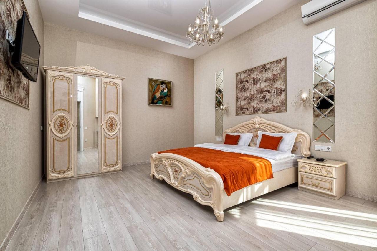 Rynok Square City Center Two Bedroom Apartment! Lviv Bagian luar foto