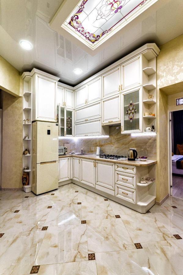 Rynok Square City Center Two Bedroom Apartment! Lviv Bagian luar foto
