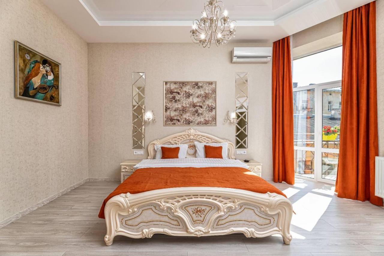 Rynok Square City Center Two Bedroom Apartment! Lviv Bagian luar foto