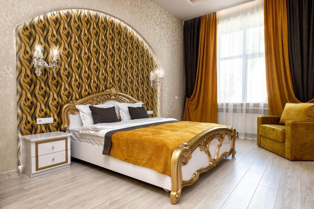 Rynok Square City Center Two Bedroom Apartment! Lviv Bagian luar foto