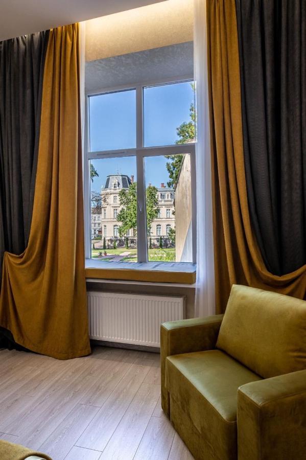 Rynok Square City Center Two Bedroom Apartment! Lviv Bagian luar foto
