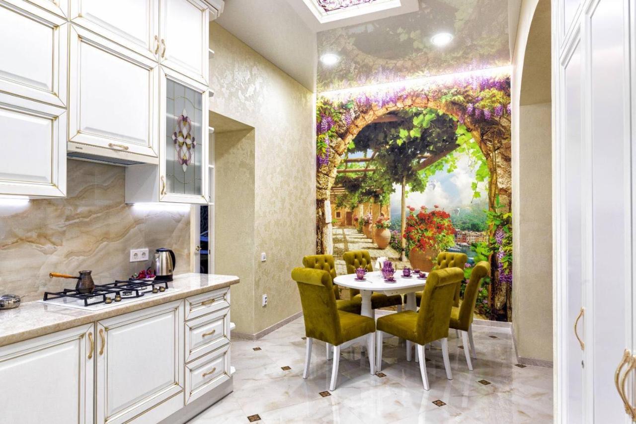 Rynok Square City Center Two Bedroom Apartment! Lviv Bagian luar foto