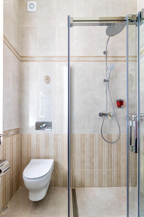 Rynok Square City Center Two Bedroom Apartment! Lviv Bagian luar foto