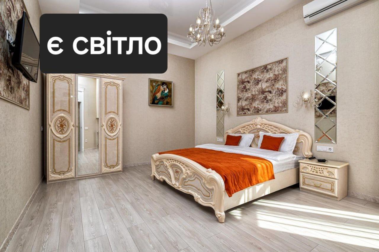 Rynok Square City Center Two Bedroom Apartment! Lviv Bagian luar foto