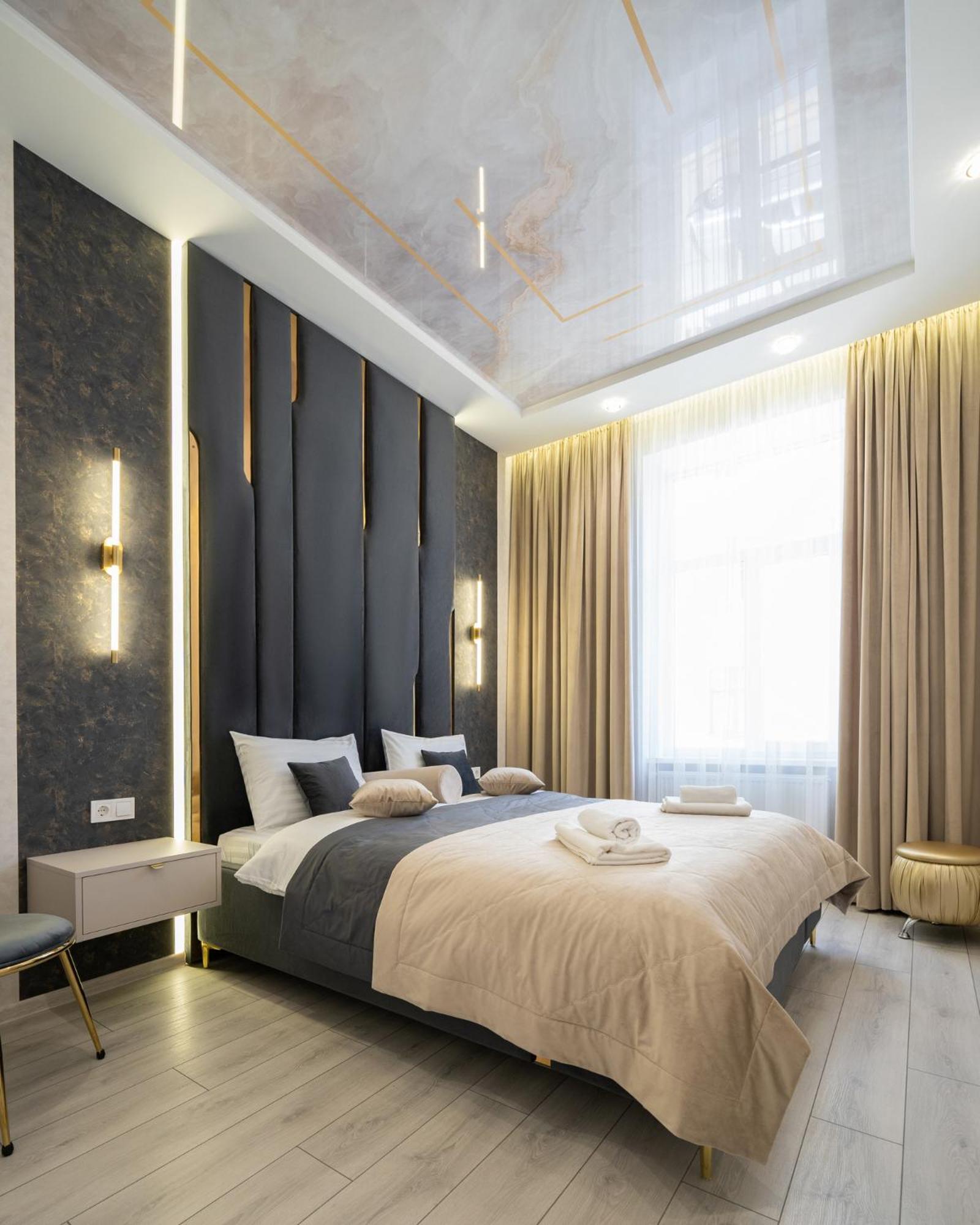 Rynok Square City Center Two Bedroom Apartment! Lviv Bagian luar foto