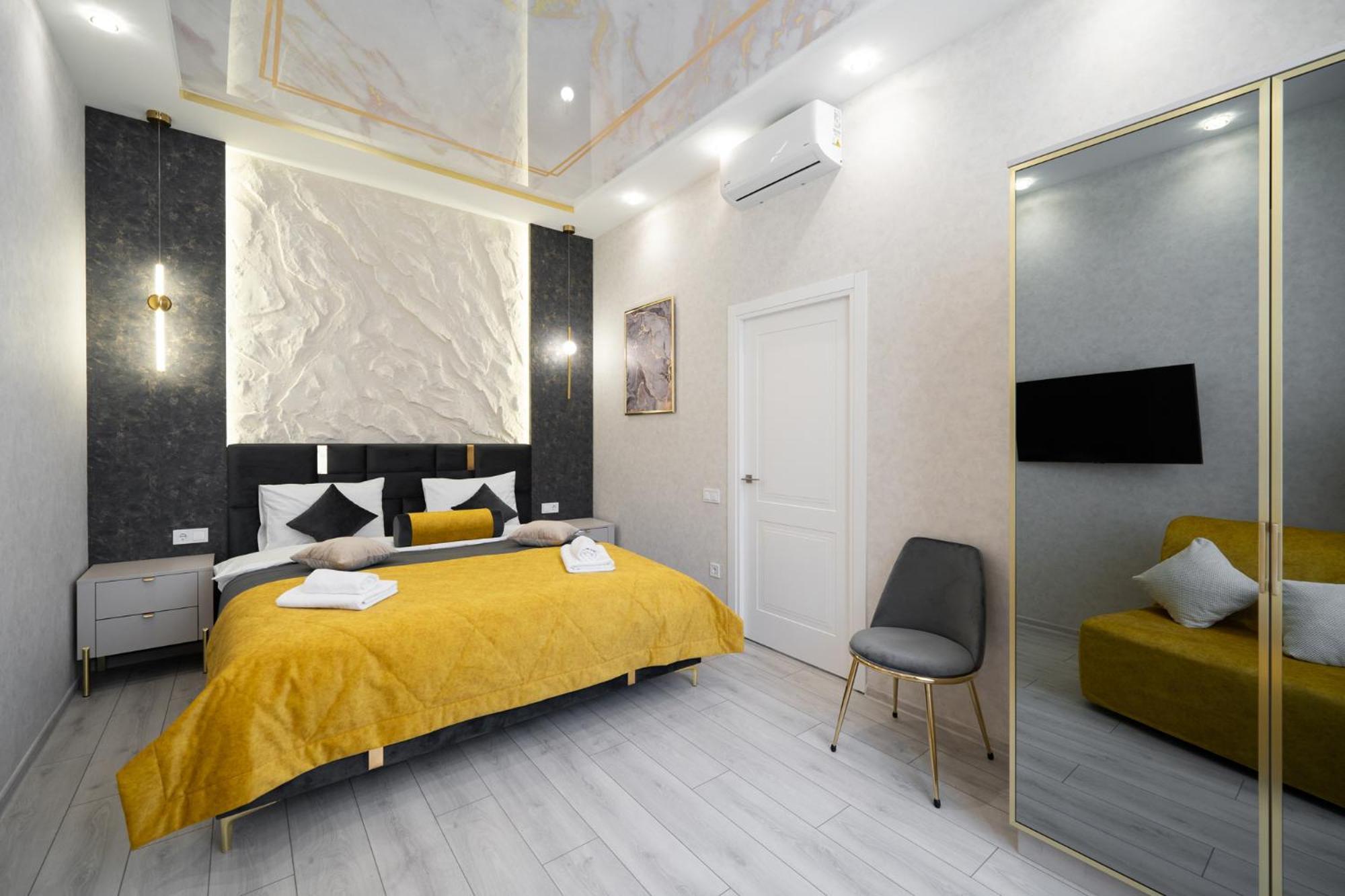 Rynok Square City Center Two Bedroom Apartment! Lviv Bagian luar foto