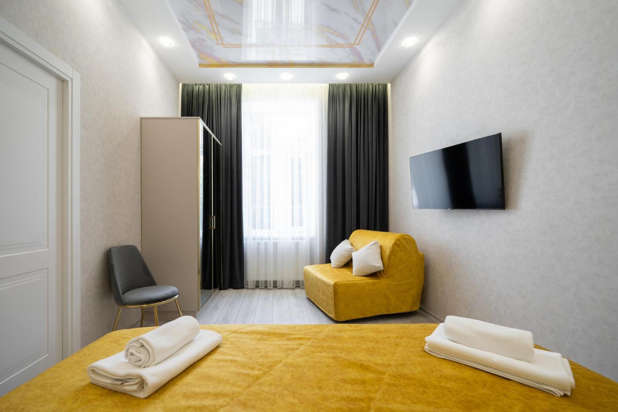 Rynok Square City Center Two Bedroom Apartment! Lviv Bagian luar foto