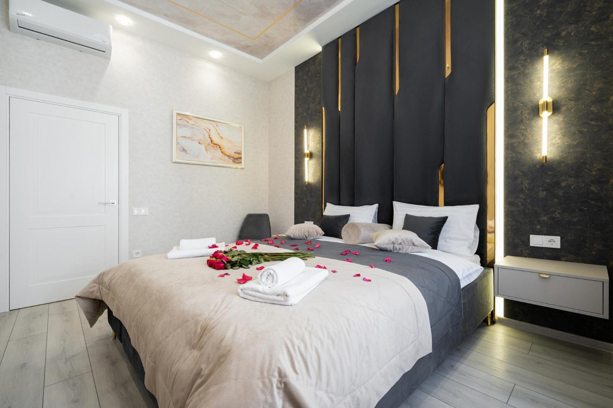 Rynok Square City Center Two Bedroom Apartment! Lviv Bagian luar foto